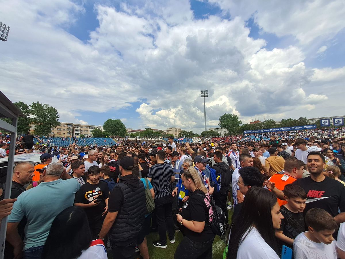 Fiesta la Galați! Fanii au invadat terenul pentru a sărbători promovarea Oțelului + Imagini exclusive din vestiar