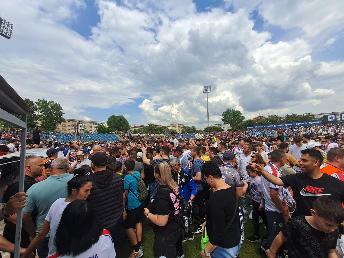 Fiesta la Galați! Fanii au invadat terenul pentru a sărbători promovarea Oțelului + Imagini exclusive din vestiar