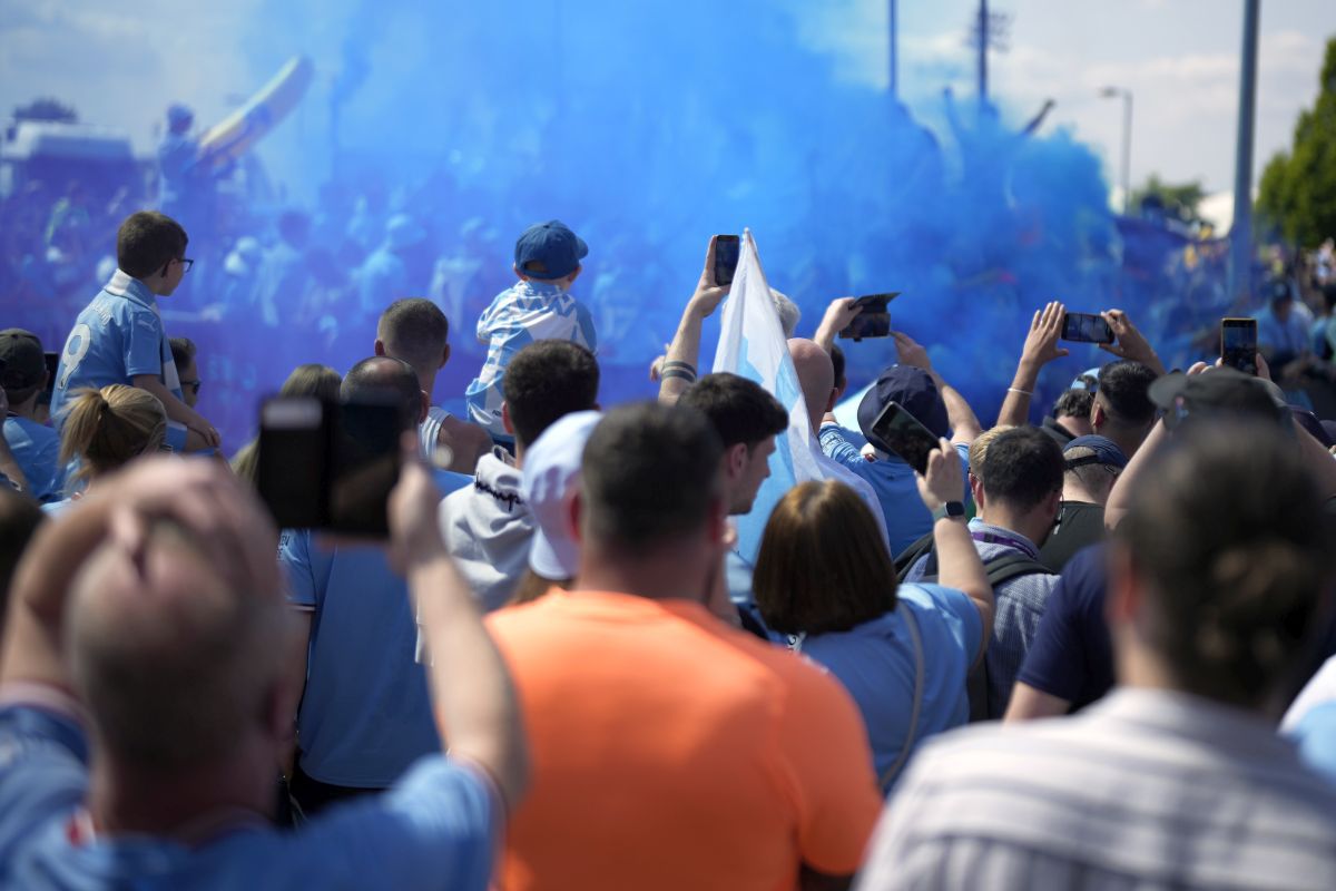 Manchester City - Chelsea 1-0 » „Cetățenii” lui Guardiola au sărbătorit titlul pe „Etihad”. Imagini spectaculoase de la decernarea trofeului