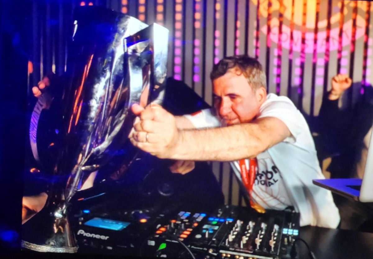 DJ Hagi in the club » Imagini senzaționale din noaptea petrecerii campionilor: Denis Alibec, one-man show