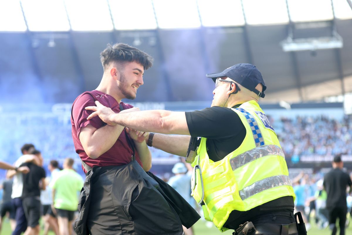 Manchester City - Chelsea 1-0 » „Cetățenii” lui Guardiola au sărbătorit titlul pe „Etihad”. Imagini spectaculoase de la decernarea trofeului