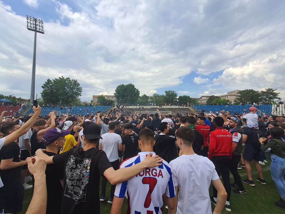 Nebunie la Galați. Fanii au invadat terenul după ce Oțelul a promovat în Liga 1