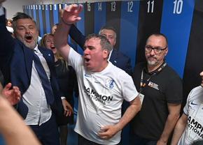 „I-am distrus!” » Hagi cântă și dansează în vestiar după câștigarea titlului. Imagini MEMORABILE