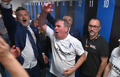 „I-am distrus!” » Hagi cântă și dansează în vestiar după câștigarea titlului. Imagini MEMORABILE