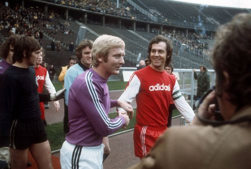 Karl-Heinz Schnellinger, pe vremea când era la Tennis-Borussia Berlin, dă mâna cu Franz Beckenbauer înintea unui meci cu Bayern / Foto: Imago