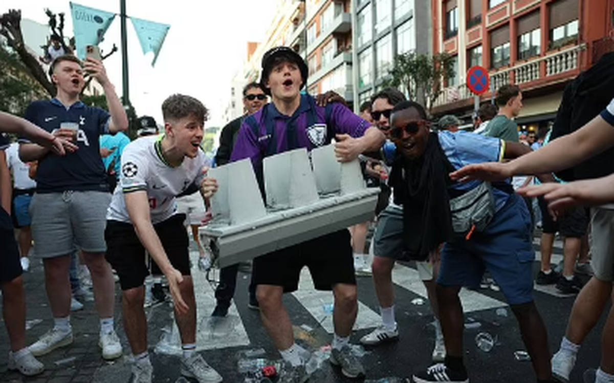 „Au dărâmat semafoare și au vomitat pe străzi” » HAOS la Bilbao, înainte de finala Europa League