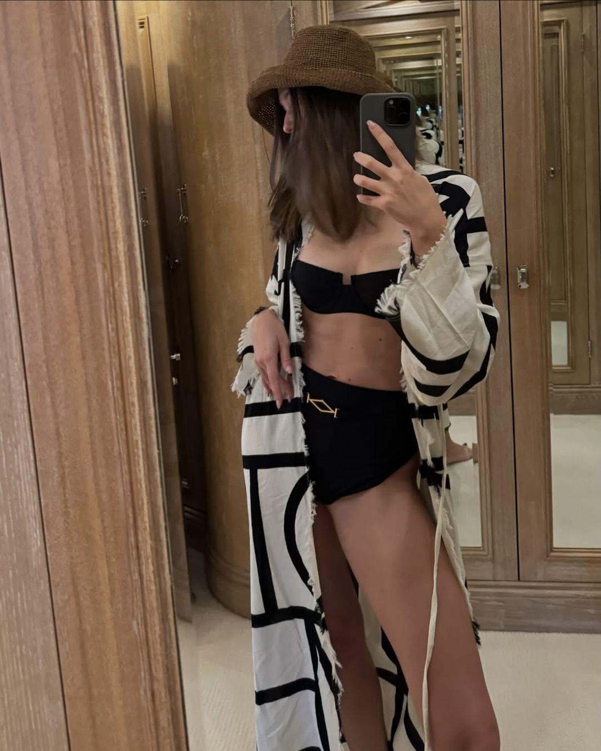 Novak Djokovic a acceptat provocarea și a jucat tenis cu „cea mai frumoasă femeie din lume” » Filmarea a fost interzisă