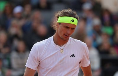 Lovit de o infecție, Alexander Zverev a fost eliminat în „optimi” la Hamburg: „Am vomat de 37 de ori și am avut febră toată noaptea”