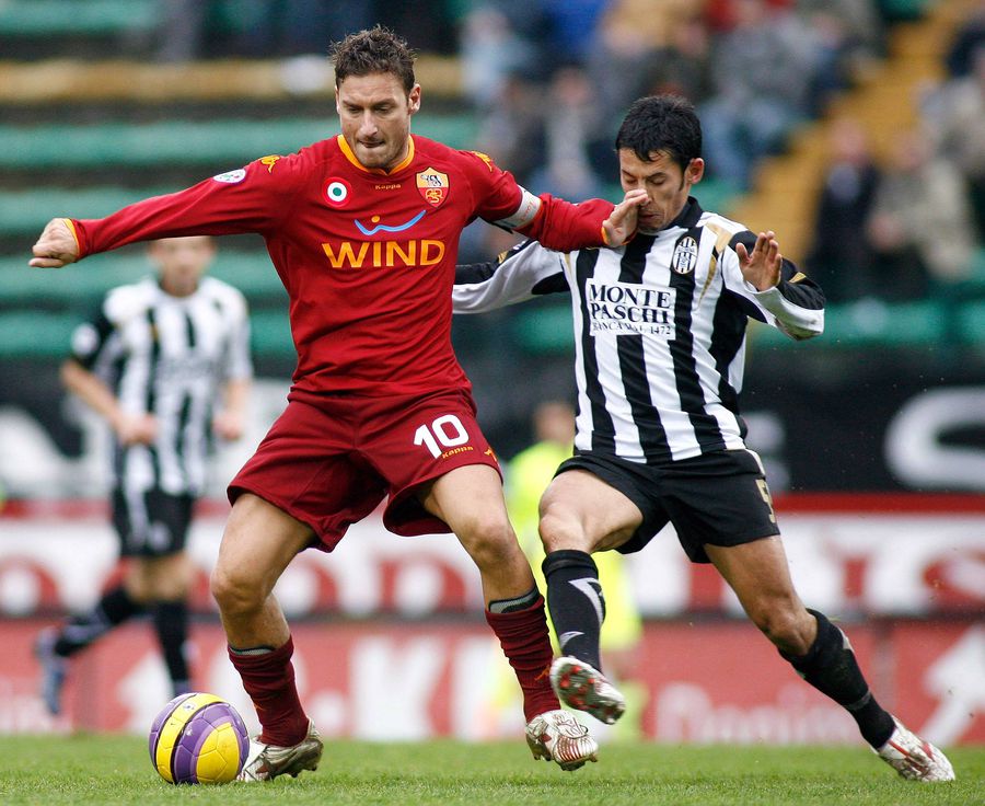 Are 44 de meciuri pentru România și spune 3 povești incredibile din Serie A: „I se spunea «Tractorul», pleca cu 3 adversari în spate” + „Paolo Maldini mi-a dat tricoul... apoi l-a luat înapoi. În schimb, Zola m-a șocat”