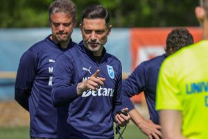Mirel Rădoi nu-l vrea în sezonul următor la Universitatea Craiova! În replică, fotbalistul se poate umple de bani în Qatar