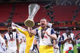 Radu Drăgușin, cu tricolorul pe podiumul Europa League » România, din nou în elită: imagini emoționante pe San Mames