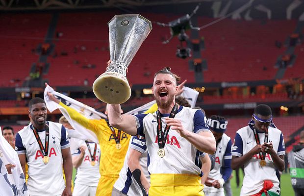 Radu Drăgușin, cu tricolorul pe podiumul Europa League » România, din nou în elită: imagini emoționante pe San Mames