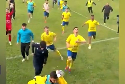 VIDEO Scene reprobabile la semifinala pentru promovarea în Liga 2 » Jucătorii au fugit disperați către vestiare