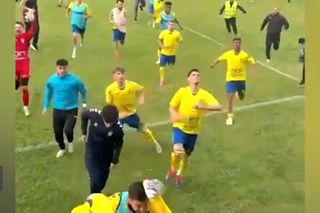 Scene reprobabile la semifinala pentru promovarea în Liga 2 » Jucătorii au fugit disperați către vestiare