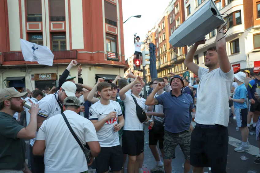 FOTO „Au dărâmat semafoare și au vomitat pe străzi” » HAOS la Bilbao, înainte de finala Europa League