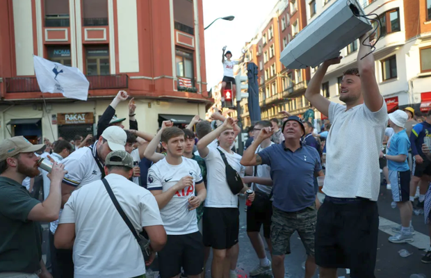 „Au dărâmat semafoare și au vomitat pe străzi” » HAOS la Bilbao, înainte de finala Europa League