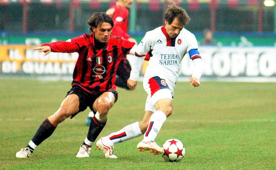 Paolo Maldini în duel cu Gianfranco Zola, foto: Imago Top 5 fotbaliști cu prezențe la Cupa Mondială » Unde se situează Lionel Messi și Cristiano Ronaldo