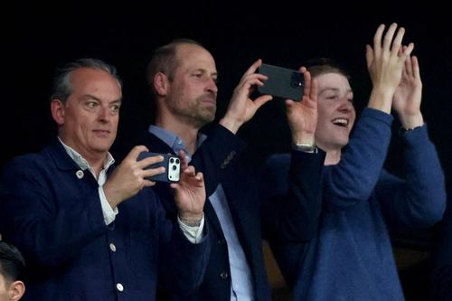 Prințul William, mare fan Aston Villa,în timp ce filmează decernarea trofeului / Foto: Imago