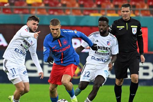 Oferte pentru doi jucători înainte de barajul FCSB - FC Botoșani // foto: Imago