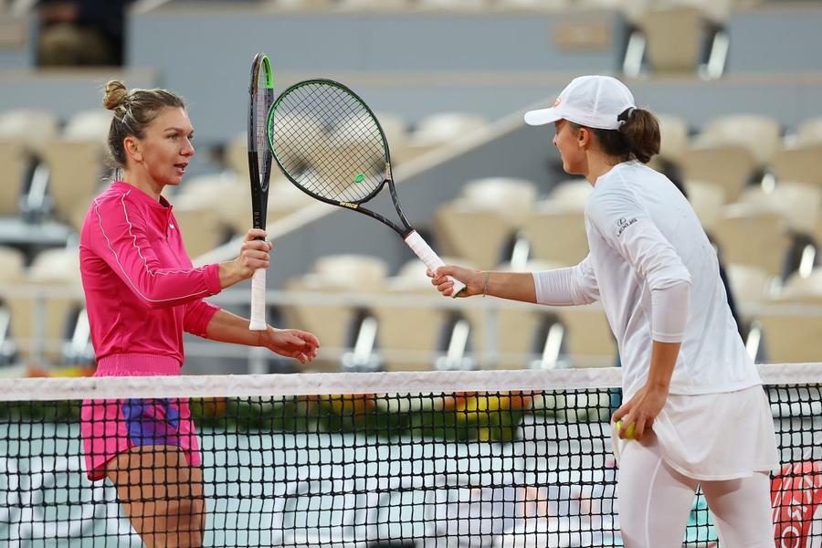Simona Halep și Iga Swiatek în 2020 /Foto: Getty Images Iga Swiatek nu uită de înfrângerea suferită în fața Simonei Halep la Roland Garros: „A fost dureros. Juca probabil cel mai bun tenis al ei”