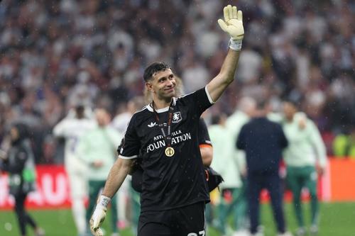 Emiliano Martinez  și-a rupt degetul în timp ce se încălzea pentru finala Europa League / foto: Imago Images