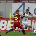 Perianu a fost depășit ușor de Buș la faza golului de 1-1 în FCSB - Gaz Metan // foto: captură TV Telekom Sport