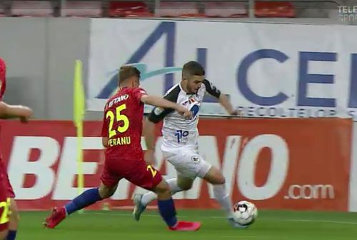 Perianu a fost depășit ușor de Buș la faza golului de 1-1 în FCSB - Gaz Metan // foto: captură TV Telekom Sport
