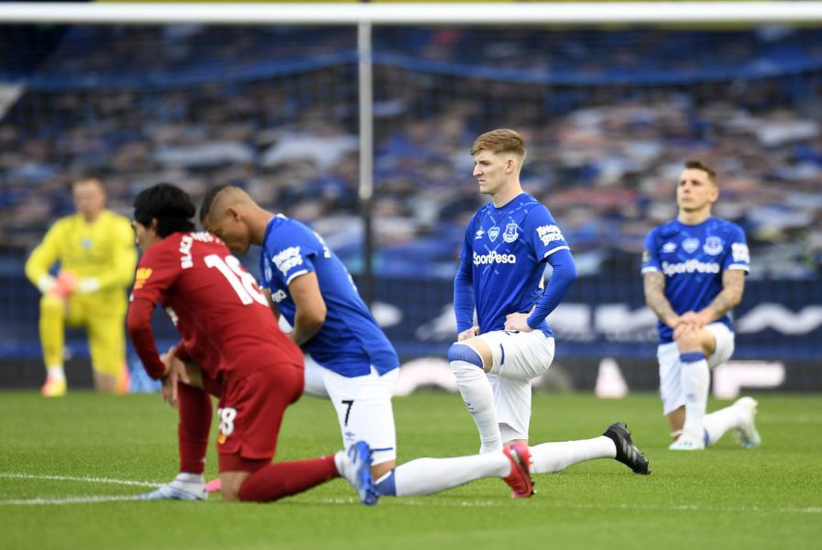 VIDEO Stupoare la startul meciului Everton - Liverpool: ce a făcut Mane în timp ce restul jucătorilor îngenuncheaseră la centru