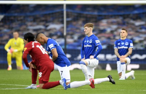 VIDEO Stupoare la startul meciului Everton - Liverpool: ce a făcut Mane în timp ce restul jucătorilor îngenuncheaseră la centru