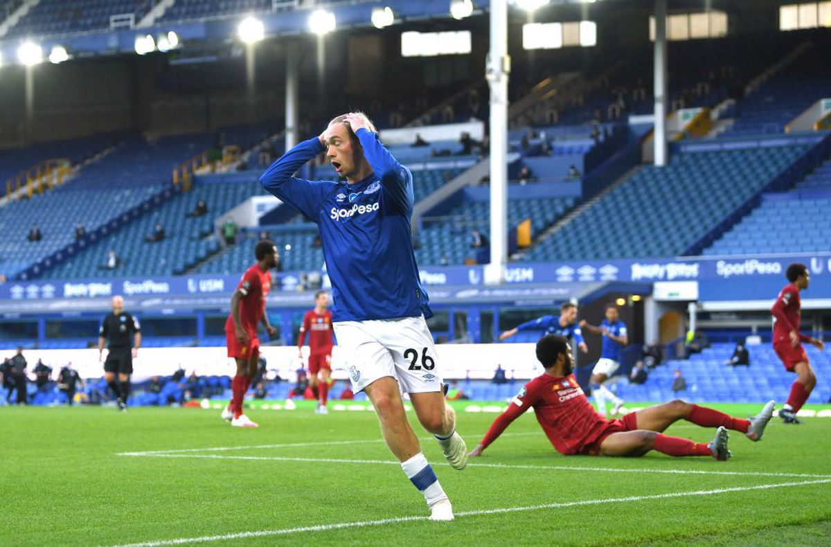 VIDEO Stupoare la startul meciului Everton - Liverpool: ce a făcut Mane în timp ce restul jucătorilor îngenuncheaseră la centru