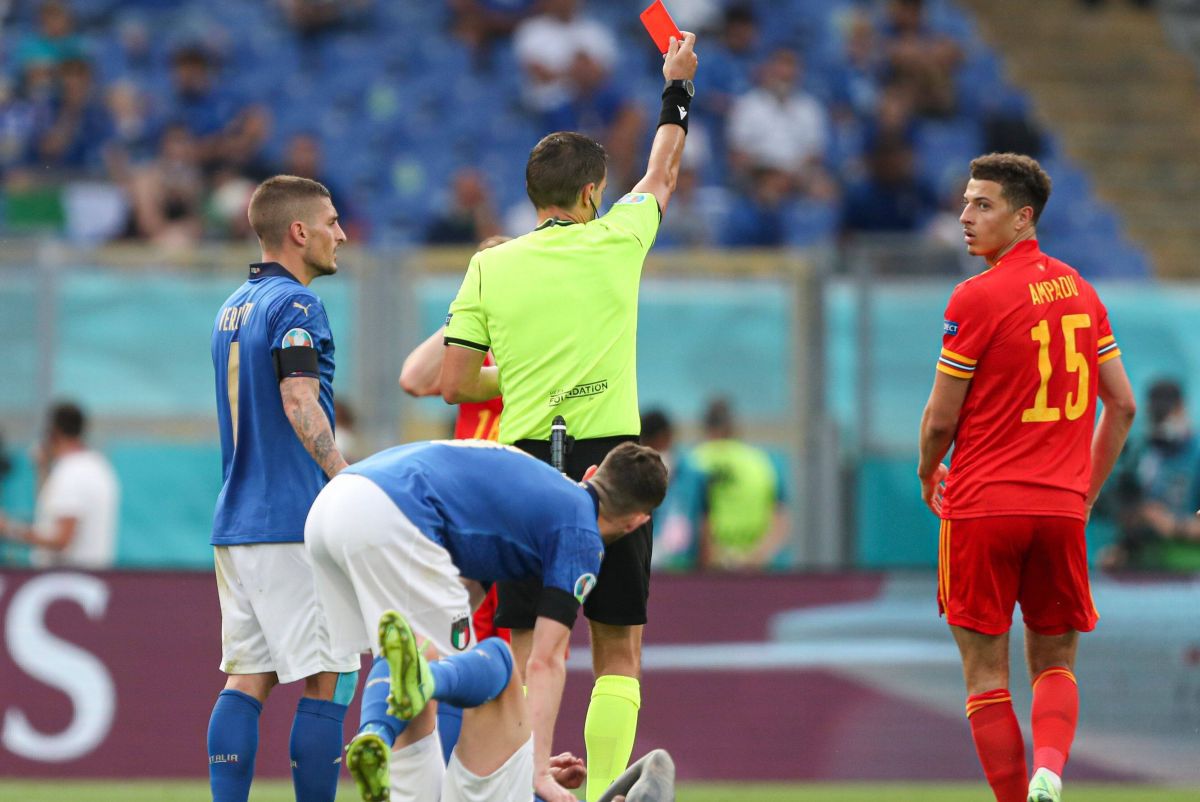 Cum a reacționat selecționerul Țării Galilor după ce Ovidiu Hațegan a eliminat un jucător galez: „Asta am crezut”