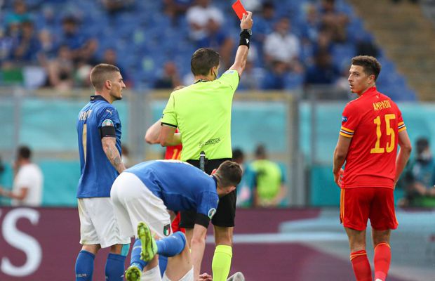 Cum a reacționat selecționerul Țării Galilor după ce Ovidiu Hațegan a eliminat un jucător galez: „Asta am crezut”