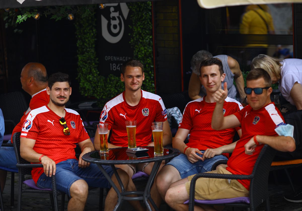 SHOW în Centrul Vechi, înainte de Ucraina - Austria » Forțele de ordine au fraternizat cu fanii