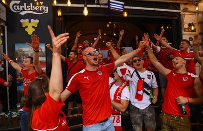 SHOW în Centrul Vechi, înainte de Ucraina - Austria » Forțele de ordine au fraternizat cu fanii