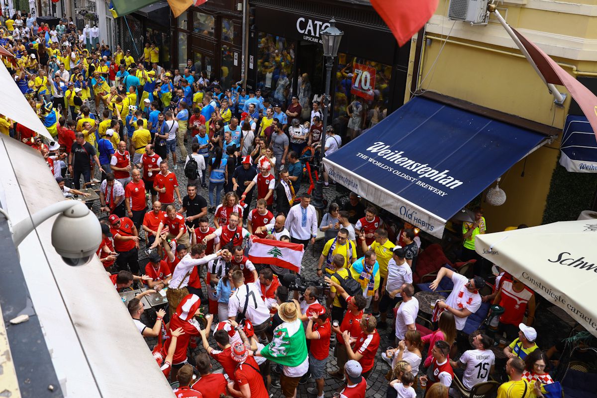 SHOW în Centrul Vechi, înainte de Ucraina - Austria » Forțele de ordine au fraternizat cu fanii