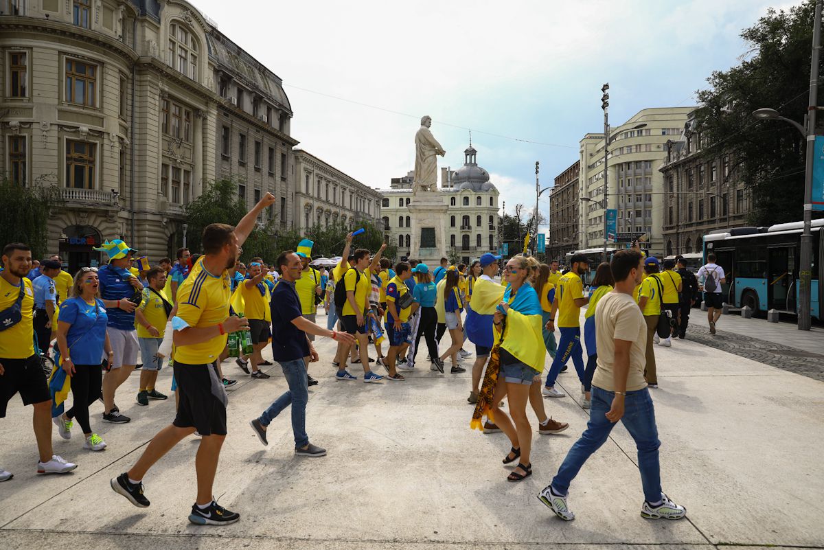 SHOW în Centrul Vechi, înainte de Ucraina - Austria » Forțele de ordine au fraternizat cu fanii