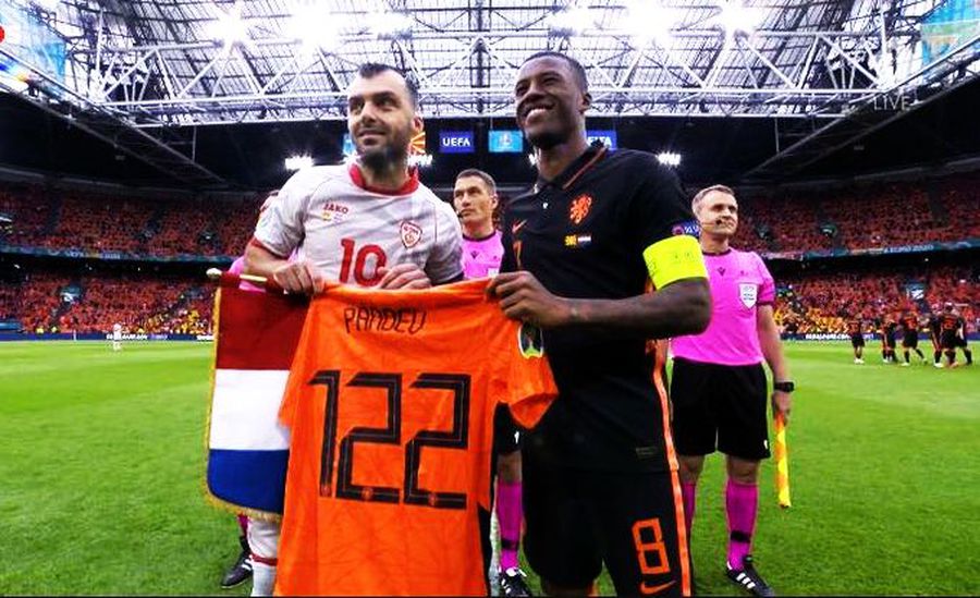 Țările de Jos i-au făcut cadou un tricou special lui Pandev, pentru cele 122 de selecții. Atacantul de 37 de ani se retrage după EURO Macedonia de Nord - Olanda 0-3 » L-a supărat pe Pandev la retragere! Cum s-a descurcat Kovacs în primul lui meci la Euro