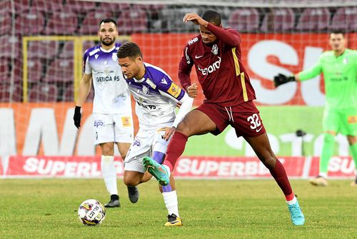 Zorhan Bassong, în duel cu Rangelo Janga de la CFR Cluj // foto: Imago Images