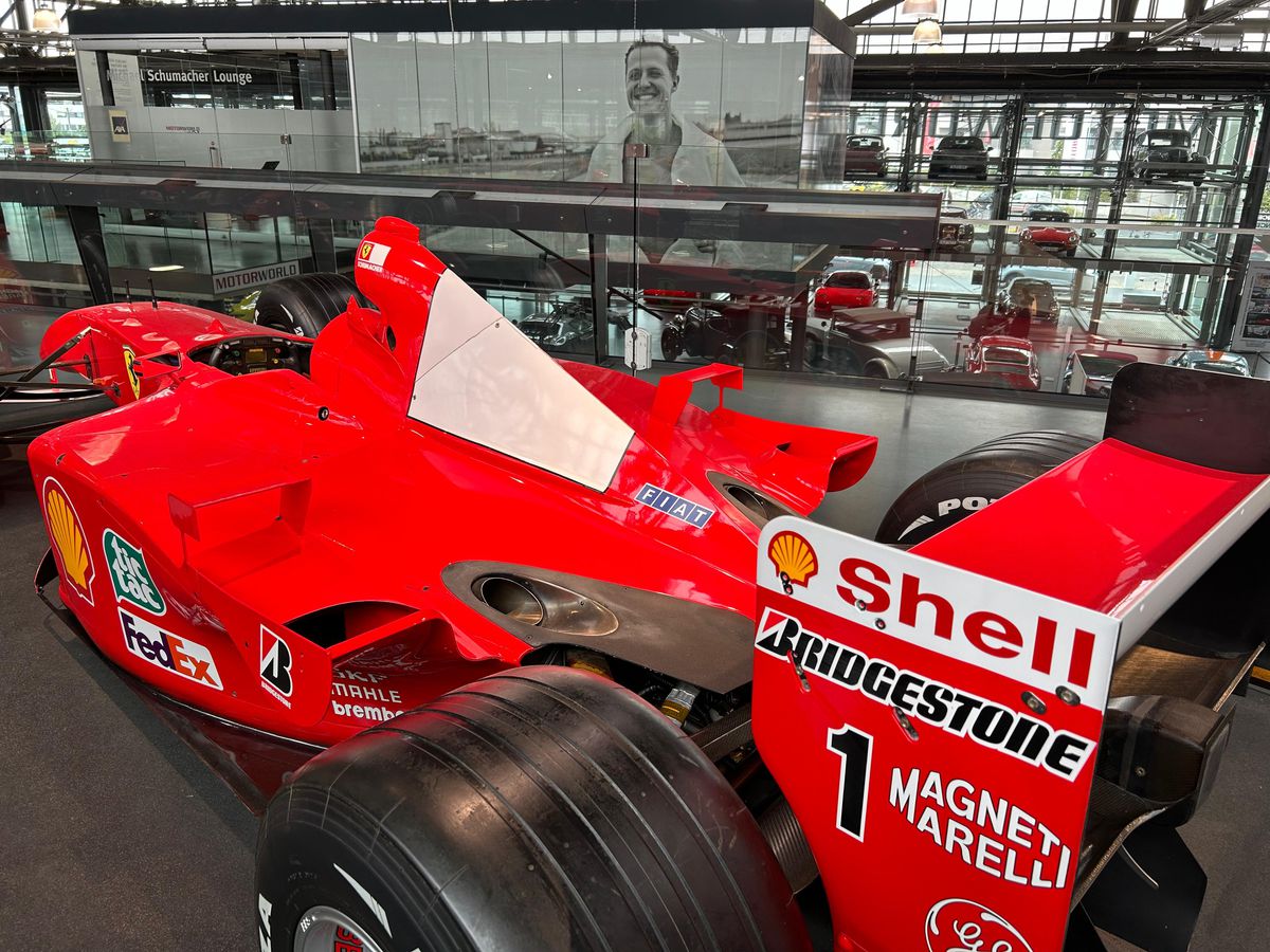 Pășiți în „sanctuarul” lui Michael Schumacher, lumea roșie a GOAT-ului din Formula 1! Colecția din Koln îți taie respirația