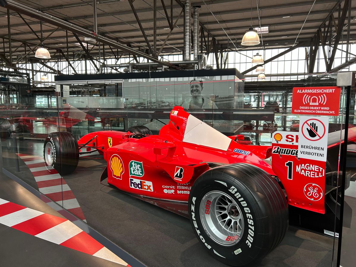 Pășiți în „sanctuarul” lui Michael Schumacher, lumea roșie a GOAT-ului din Formula 1! Colecția din Koln îți taie respirația