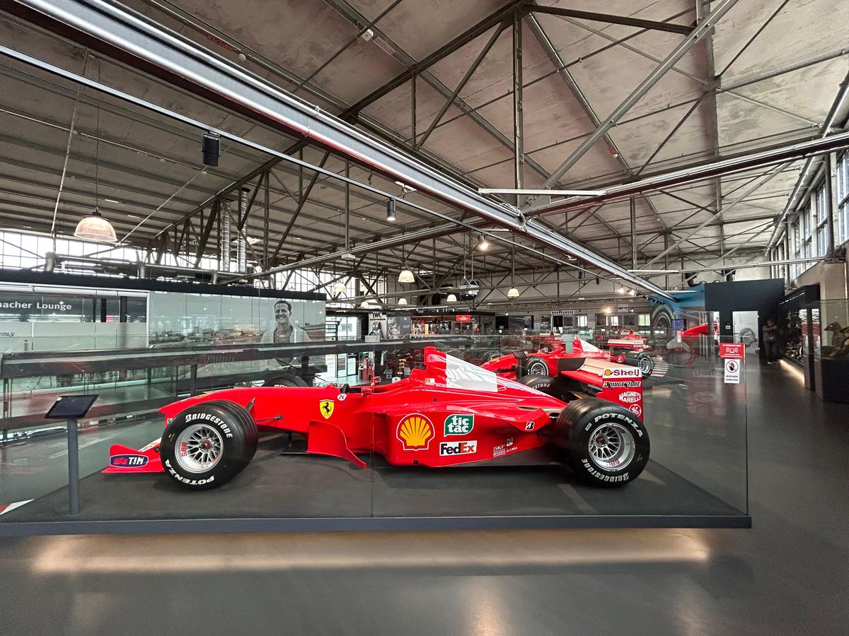 Pășiți în „sanctuarul” lui Michael Schumacher, lumea roșie a GOAT-ului din Formula 1! Colecția din Koln îți taie respirația