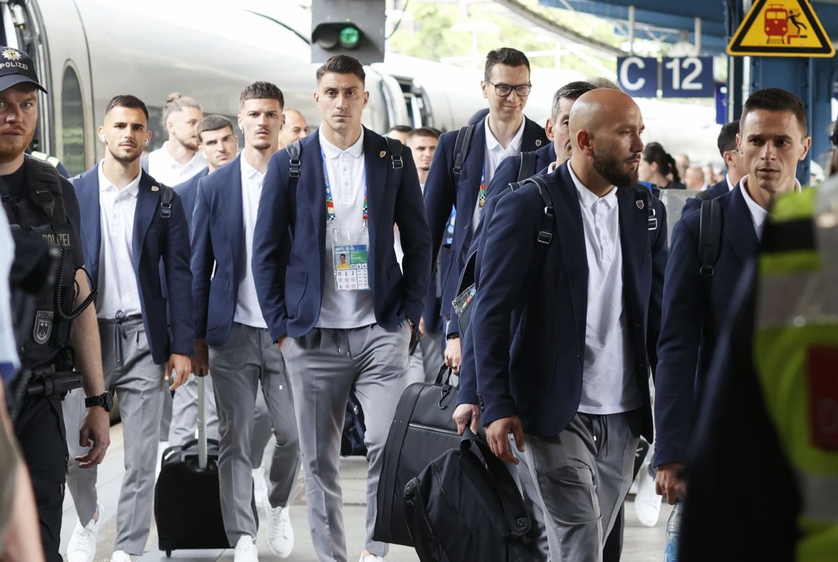 Cu „Măciuca” la atac » Gălăgioșii fani români i-au așteptat pe „tricolori” în gara din Koln, în ciuda unor confuzii privind sosirea trenului