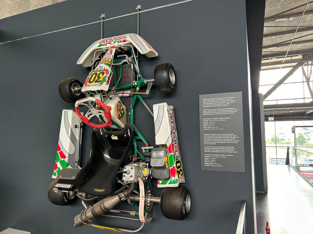 Pășiți în „sanctuarul” lui Michael Schumacher, lumea roșie a GOAT-ului din Formula 1! Colecția din Koln îți taie respirația