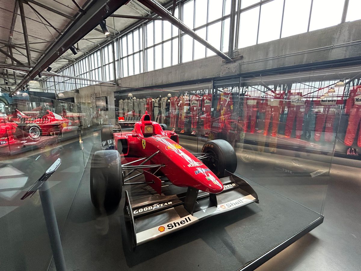 Pășiți în „sanctuarul” lui Michael Schumacher, lumea roșie a GOAT-ului din Formula 1! Colecția din Koln îți taie respirația