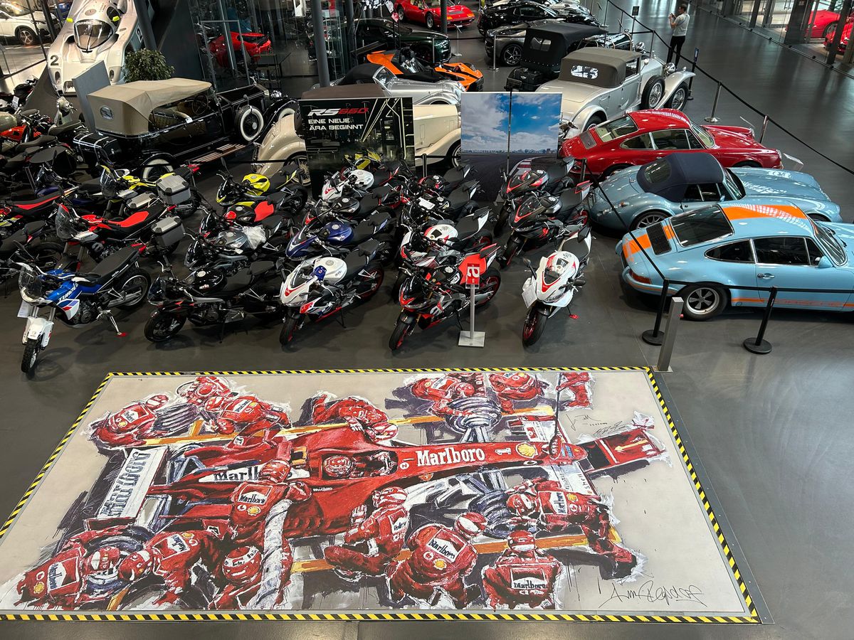 Pășiți în „sanctuarul” lui Michael Schumacher, lumea roșie a GOAT-ului din Formula 1! Colecția din Koln îți taie respirația