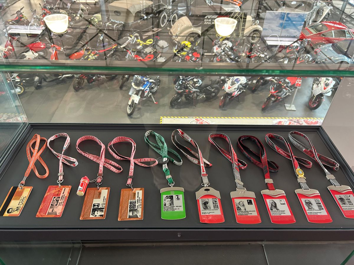 Pășiți în „sanctuarul” lui Michael Schumacher, lumea roșie a GOAT-ului din Formula 1! Colecția din Koln îți taie respirația