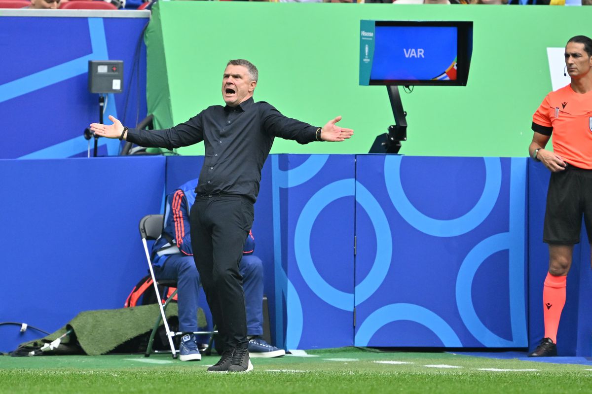 Banner controversat afișat de ucraineni, dat jos la pauză! » L-au contestat pe Zelenski?