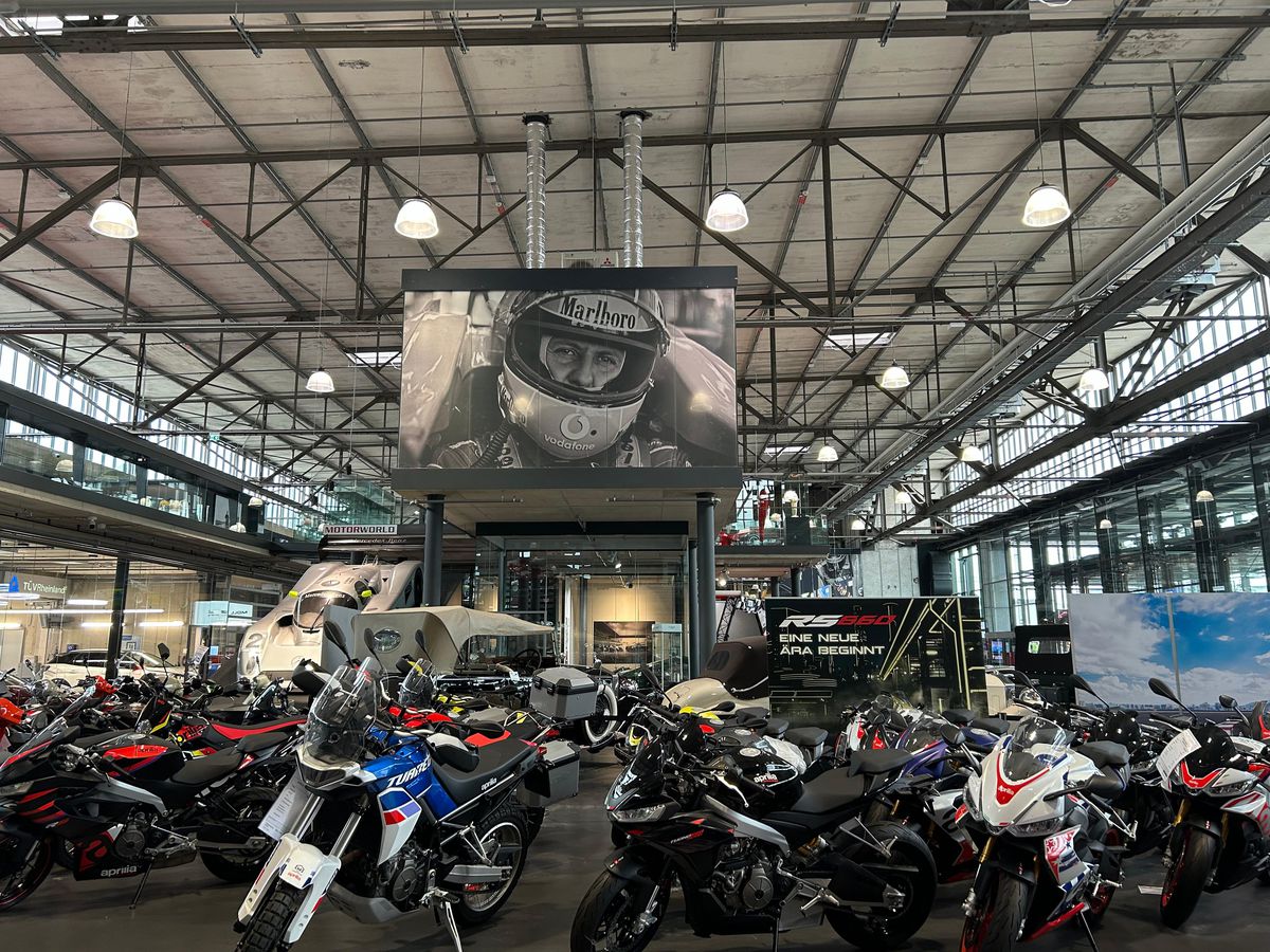 Pășiți în „sanctuarul” lui Michael Schumacher, lumea roșie a GOAT-ului din Formula 1! Colecția din Koln îți taie respirația