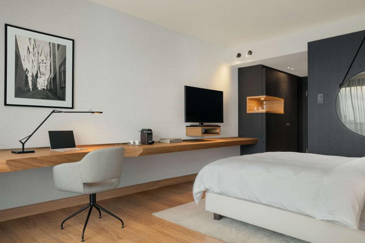 „Tricolorii” vor sta la Koln la un hotel unde camera costă 350 de euro pe noapte!