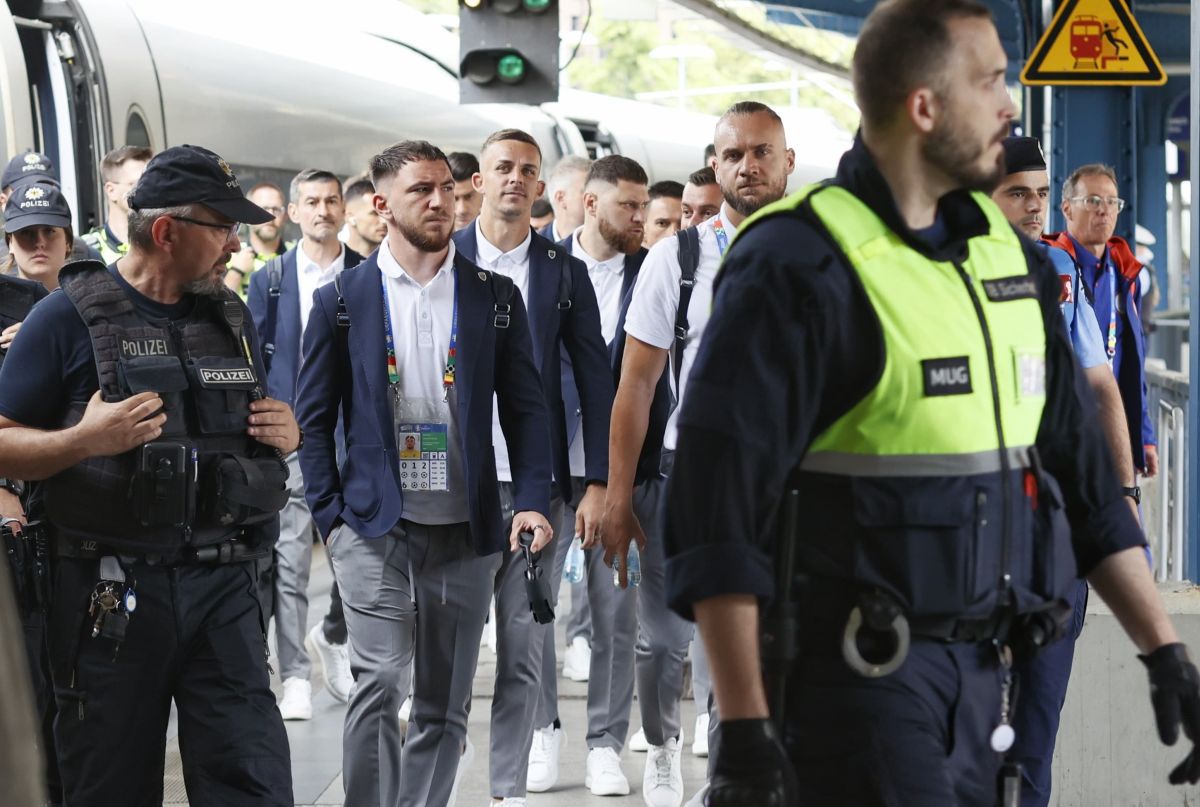 Cu „Măciuca” la atac » Gălăgioșii fani români i-au așteptat pe „tricolori” în gara din Koln, în ciuda unor confuzii privind sosirea trenului